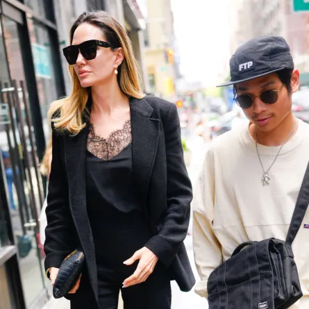 أنجلينا جولي وباكس جولي-بيت في مدينة نيويورك (Angelina Jolie and Pax Jolie-Pitt in New York City). مصدر الصورة: Gotham/GC Images