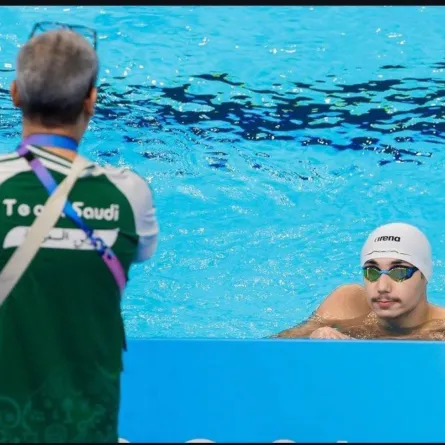 السباح السعودي زيد السراج يقدم ظهوراً استثنائياً ويتصدر التصفية الثالثة بأولمبياد باريس