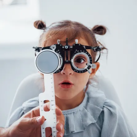 صورة لطبيب يفحص عيون طفلة