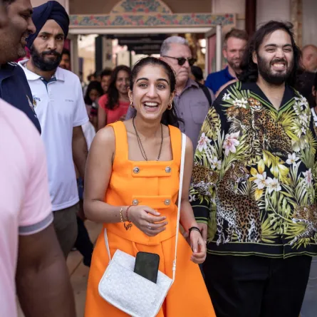 أنانت أمباني وزوجته راديكا ميرشانت في باريس (Anant Ambani and his wife Radhika Merchant in Paris). مصدر الصورة: Olympia DE MAISMONT / AFP