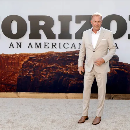 كيفن كوستنر في مسرح قرية ريجنسي في لوس أنجلوس، كاليفورنيا (Kevin Costner at Regency Village Theatre in Los Angeles, California). مصدر الصورة: Frazer Harrison/Getty Images/AFP