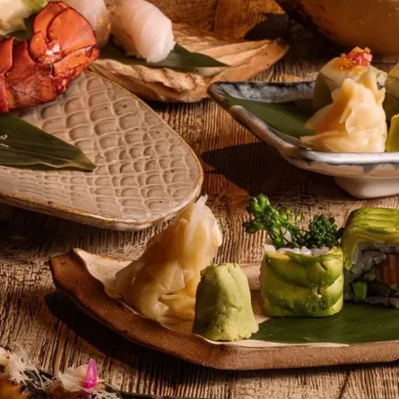 أطباق منوعة من السوشي