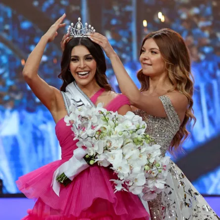 الملكة السابقة مايا رعيدي تتوج ملكة جمال لبنان 2022 ياسمينا زيتون- (مصدر الصورة Photo by ANWAR AMRO / AFP)