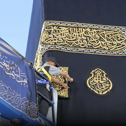 تغيير كسوة الكعبة المشرفة. الصورة من الحساب الرسمي لهيئة العناية بشؤون الحرمين على منصة x