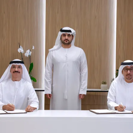 الشيخ مكتوم بن محمد بن راشد آل مكتوم يشهد توقيع الاتفاقية. الصورة من مكتب دبي الإعلامي