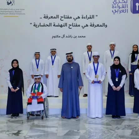الشيخ محمد بن راشد آل مكتوم يلتقي أبطال تحدي القراءة العربي. الصورة من مكتب دبي الإعلامي
