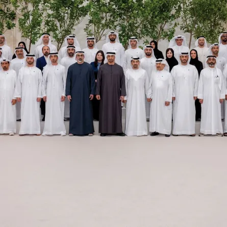 الشيخ محمد بن زايد آل نهيان مع المكرمين. الصورة من مكتب أبوظبي الإعلامي