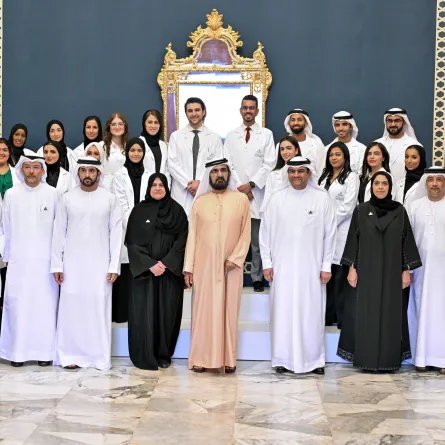 الشيخ محمد بن راشد آل مكتوم مع دفعة 2024 من أوائل خريجي جامعة محمد بن راشد للطب والعلوم الصحية. الصورة من مكتب دبي الإعلامي