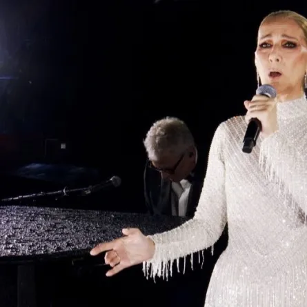 سيلين ديون Celine Dion في افتتاح أولمبياد باريس من برج إيفل باريس (مصدر الصورة Screengrab by IOC via Getty Images)