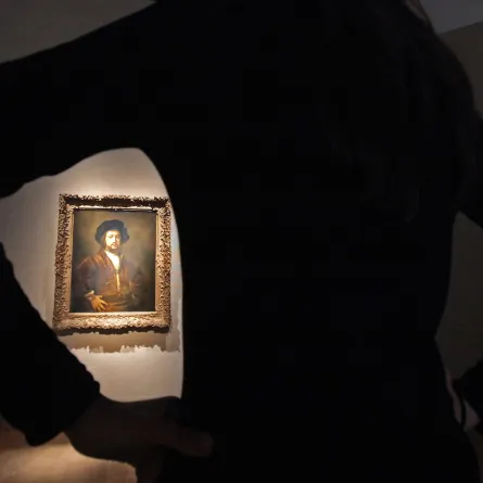 رامبرانت فان راين الملقب بـ"سيد الضوء" - الصورة من Photo by SHAUN CURRY / AFP