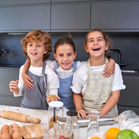 صورة أطفال في المطبخ