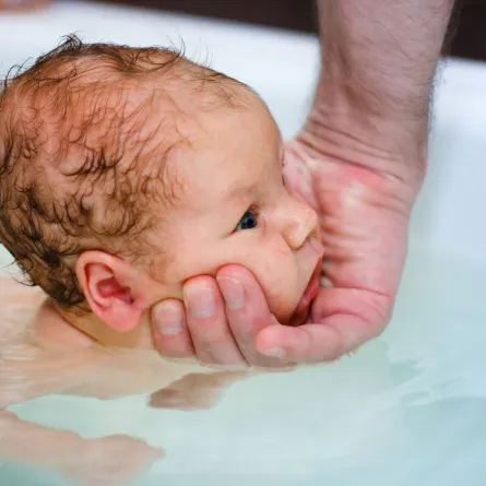 رفع رأس المولود عند الحمام