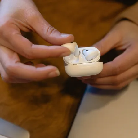 عيش تجربة مختلفة مع سماعات الـAirPods  المدمجة بكاميرات من آبل وهذا موعد تدشينها في السوق -  pexels by wendy wei