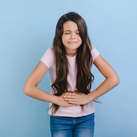 صورة لطفلة تشعر بألم في المعدة 