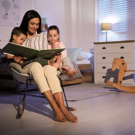 صورة أم تقرأ القصص لأطفالها