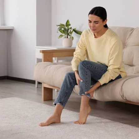 امرأة تعاني من ألم الساقين