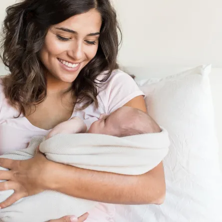 صورة لأم ترضع طفلها