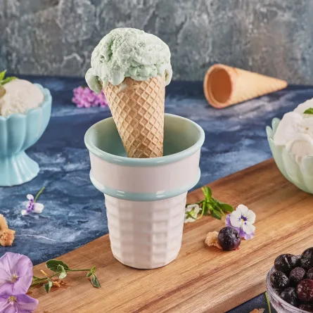 مائدة الضيافة تحمل الآيس كريم