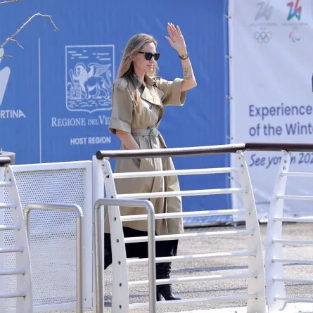 أنجلينا جولي تصل إلى فينيسيا قبل انطلاق الدورة الـ81 من مهرجان البندقية السينمائي الدولي 2024 في البندقية بإيطاليا (Angelina Jolie arriving ahead of the 81st Venice International Film Festival 2024 in Venice, Italy). مصدر الصورة: Jacopo Raule/GC Images