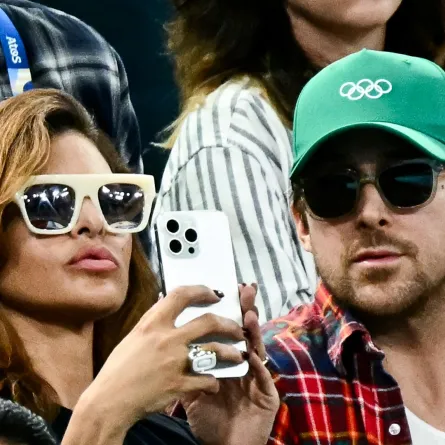 إيفا ميندز وريان غوسلينغ في بيرسي أرينا في باريس (Eva Mendes and Ryan Gosling at the Bercy Arena in Paris). مصدر الصورة: Loic VENANCE / AFP
