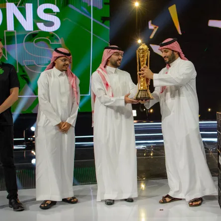 الأمير محمد بن سلمان يتوج الفريق السعودي "فالكونز" بلقب كأس العالم للرياضات الإلكترونية- الصورة من واس