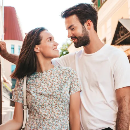 زوجان ينظران الى بعضهما البعض بمحبة