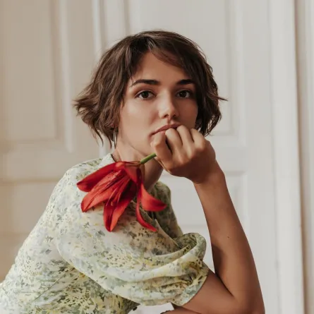 ماسك الكركديه للوجه(مصدر الصورة: Freepik by lookstudio)