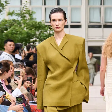 بدلة من كالكاتيرا Calcaterra- الصورة من Launchmetrics/Spotlight ©