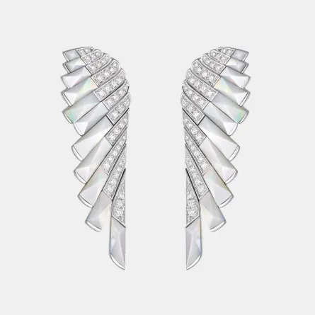 أقراط ألماس مرصوفة بعرق اللؤلؤ من جيرارد- الصورة من مكتب العلاقات العامة للدار