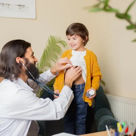 صورة لطبيب يفحص طفلاً