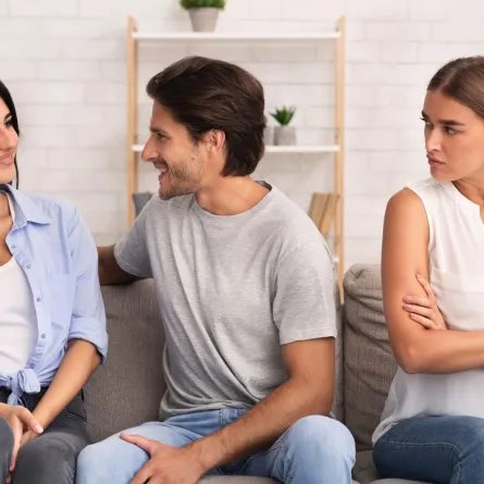 فتاة تنظر إلى صديقها وهو يتحدث مع صديقتها