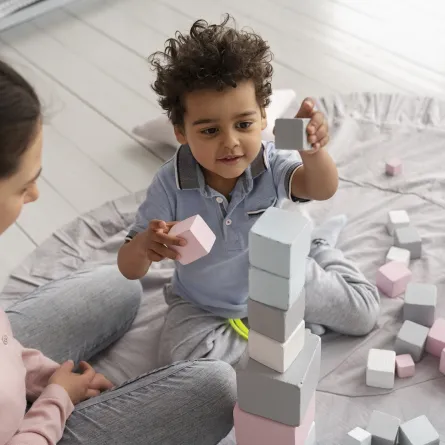 صورة لأم تلعب مع طفلها