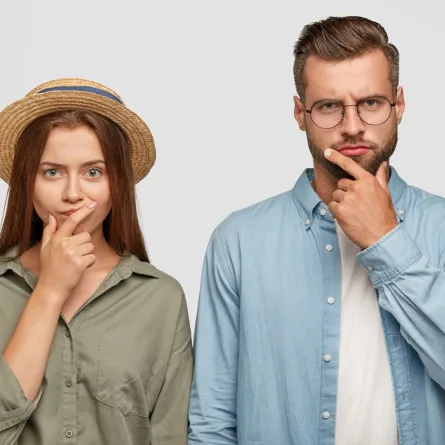 شاب وفتاة يفكران في كيفية حل مشكلة ما