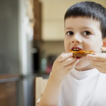 صورة لطفل يتناول الطعام