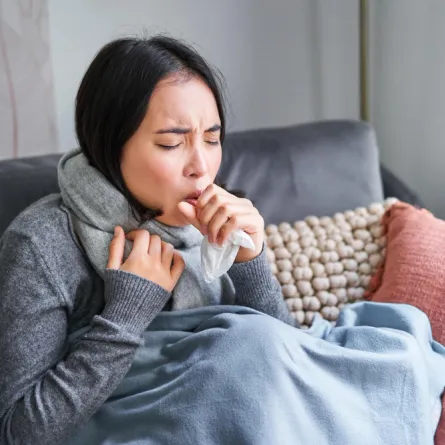 امرأة تعاني من التهاب الشعب الهوائية- المصدر freepik