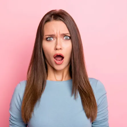 فتاة غاضبة من الأخبار التي سمعتها