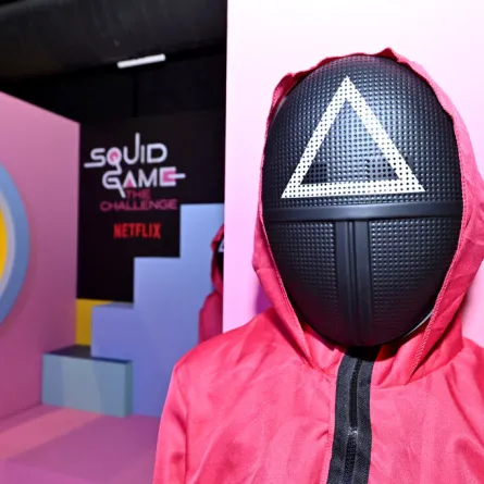 شخصية من مسلسل Squid Game (Challenge Guards) في مدينة نيويورك (مصدر الصورة: Roy Rochlin / GETTY IMAGES NORTH AMERICA / Getty Images via AFP)