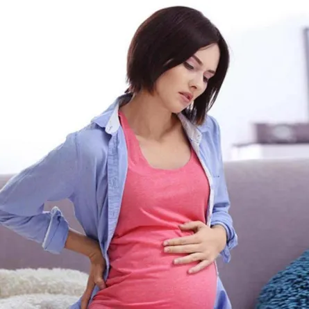 صورة لحامل تشعر بحركة الجنين