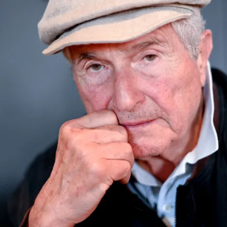 المخرج والمنتج السينمائي الفرنسي كلود ليلوش خلال الدورة العاشرة لمهرجان لابول للسينما والموسيقى French film director and producer Claude Lelouch during the 10th edition of La Baule Film and Music Festival- مصدر الصورة: (Photo by Sebastien Salom-Gomis / AFP)