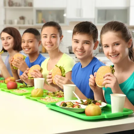 صورة لأطفال يتناولون إفطاراً صحياً