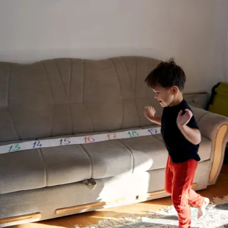 صورة لطفل مصاب بفرط الحركة