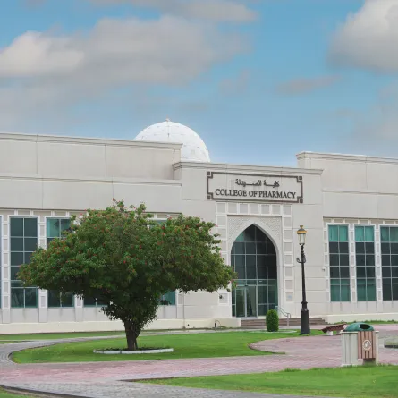 كلية الصيدله جامعة الشارقة - مصدر الصورة وكالة أنباء الإمارات