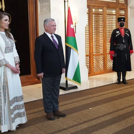 الملك عبد الله الثاني وزوجته الملكة رانيا خلال فعالية يوم المرأة قبيل يوم المرأة العالمي (King Abdullah II and his wife Queen Rania during a women's day function ahead of International Women's Day). مصدر الصورة: Yousef ALLAN / Jordanian Royal Palace / AFP