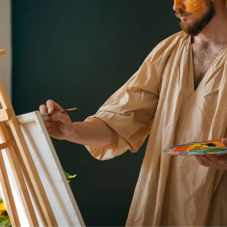 فنان يرسم لوحة بألوان زيتية