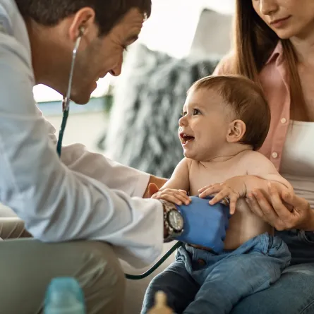 صورة لطبيب يفحص طفلاً