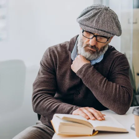 كاتب يؤلف كتاباً جديداً