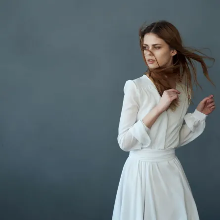 امرأة ترتدي فستاناً أبيض خائفة ومرعوبة ومتفاجئة