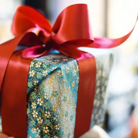 هدية رائعة للزوجة مزينة بشريط من الساتان الأحمر