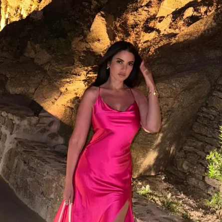 درة زروق بفستان فوشيا -الصورة من حسابها  على إنستغرام