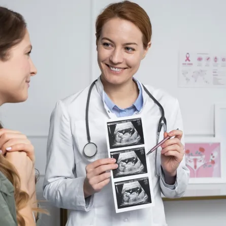 صورة لطبيبة وحامل